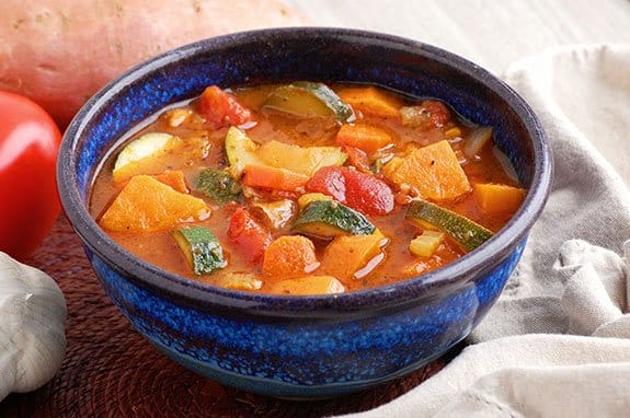 dietetyczna zupa warzywna w miseczce