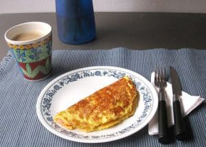 omlet i kubek kawy