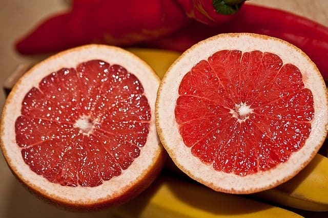 grapefruit przecięty na pół