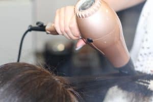 suszenie włosów suszarką