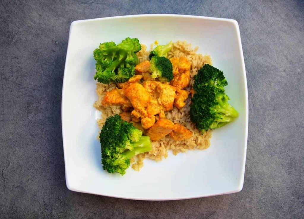 ryż z kurczakiem i brokułami na talerzu