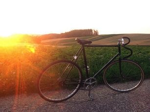 rower na tle zachodzącego słońca