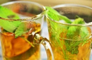 herbata ziołowa w szklance