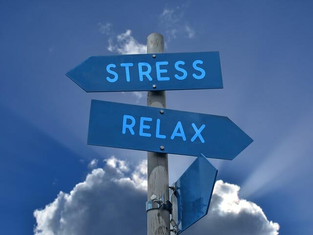 dwa drogowskazy z napisami "stres" i "relaks" w przeciwnych kierunkach