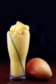 koktajl z mango i owoc mango