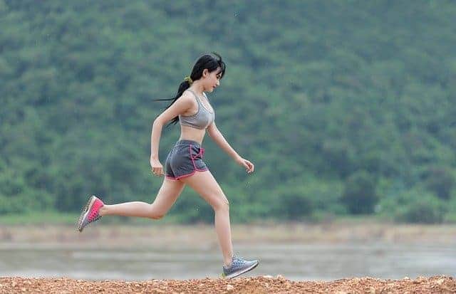 biegnąca kobieta, aktywność fizyczna