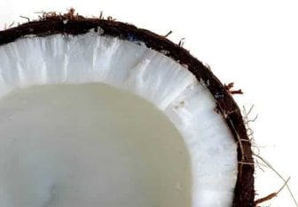 rozkrojony orzech kokosowy