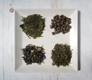 cztery gatunki zielonej herbaty na talerzu