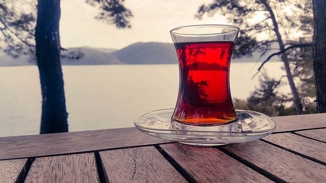 szklanka czerwonej herbaty