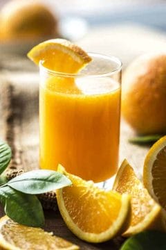 sok pomarańczowy w szklance