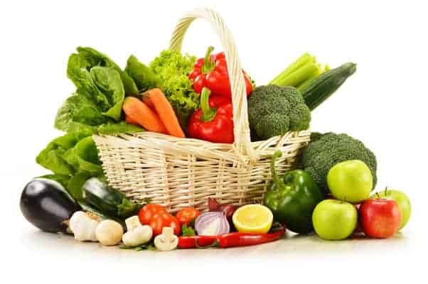 warzywa w wiklinowym koszyku