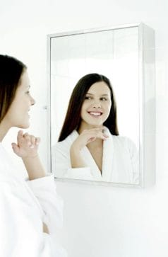 kobieta przegląda się w lustrze