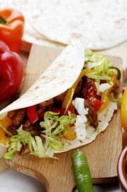 tortilla z mięsem i warzywami