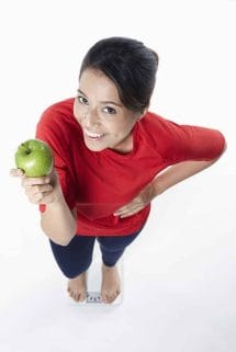 kobieta trzyma w ręku jabłko