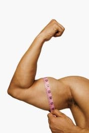 mężczyzna mierzy swój biceps