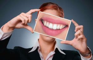 kobieta pokazuje zdjęcie zębów