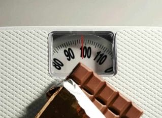 czekolada leżąca na wadze