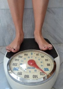osoba stojąca na wadze