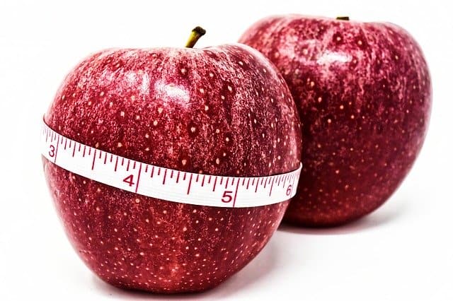 jabłko obwiązane centymetrem, kontrola wagi