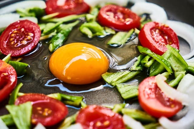 zdrowa dieta, jajko i warzywa