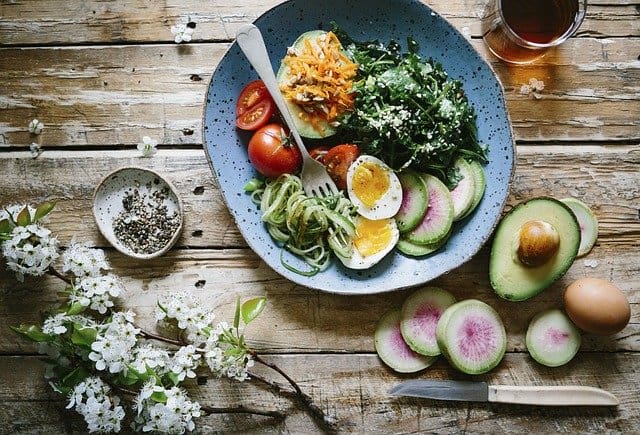 dieta dla mózgu, zdrowy posiłek, jajko, awokado, szpinak