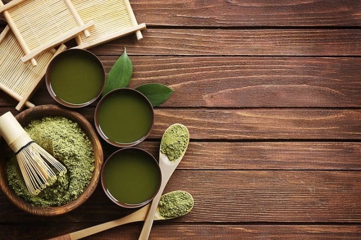 zielona herbata matcha w proszku w salaterce i w filiżankach w formie płynnej