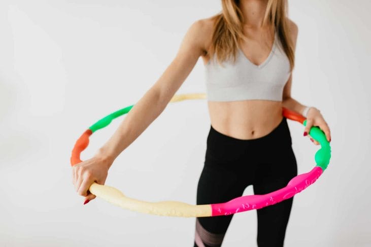 szczupła kobieta ćwicząca z hulahop