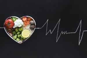 zdrowe jedzenie w misce w kształcie serca