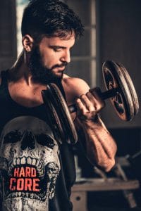 mężczyzna ćwiczy z hantlami