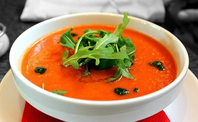 miseczka z zupą pomidorową