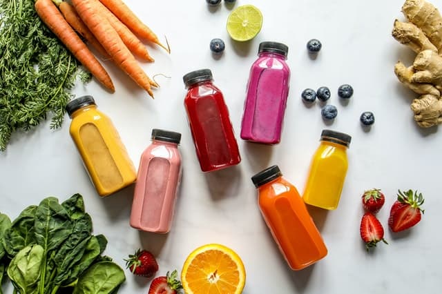warzywa, owoce i soki w butelkach