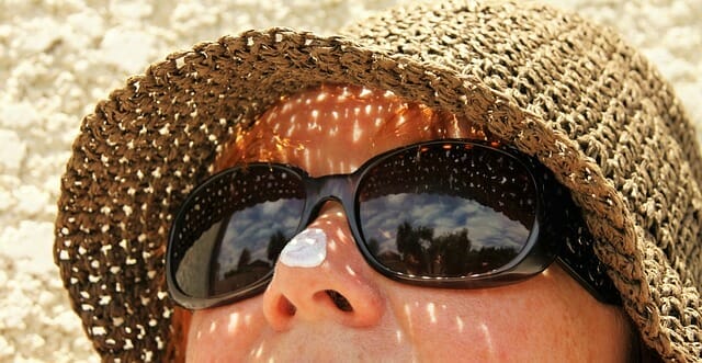 twarz kobiety w okularach przeciwsłonecznych i kapeluszu