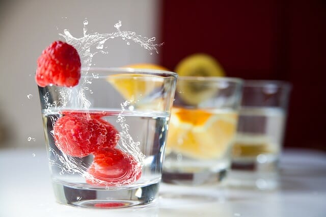 szklanki z wodą i z owocami