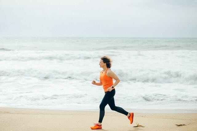 kobieta biega po plaży