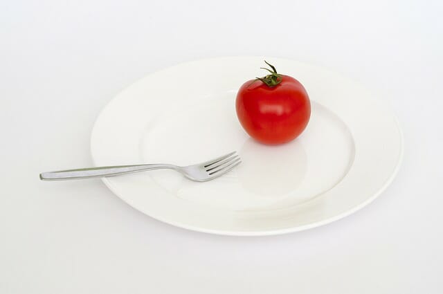 pomidor i widelec na talerzu