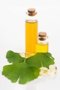 Liście Ginkgo biloba i olejki we flakonach